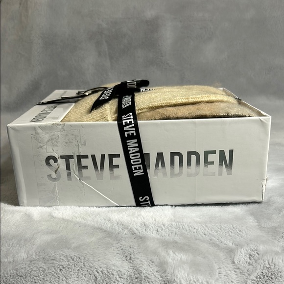 Steve Madden Beanie and Scarf Gift Set - Picture 4 of 9